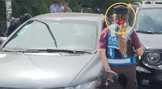 Una mujer policía fue agredida por un ladrón que la interceptó junto a su pareja en una calle en Argentina.