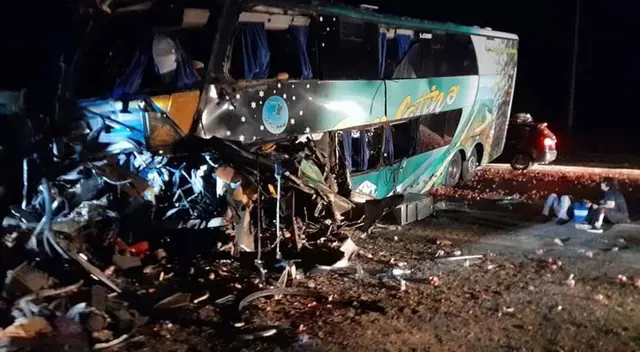 Bus interprovincial Rey Lartino quedó destrozado.