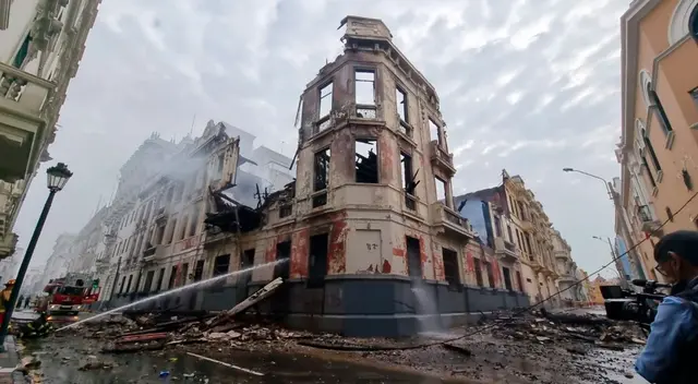Incendio ocurrió durante las protestas en el Cercado de Lima.
