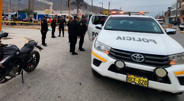 Agentes de la PNP llegaron para cercar el lugar y estudiar las causas del crimen. Agentes de la PNP llegaron para cercar el lugar y estudiar las causas del crimen.
