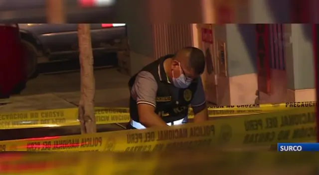 Policía revisando la escena del crimen en Surco