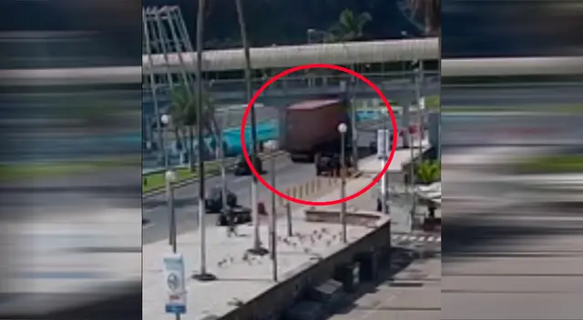 Tráiler choca con puente peatonal de playa Agua Dulce.