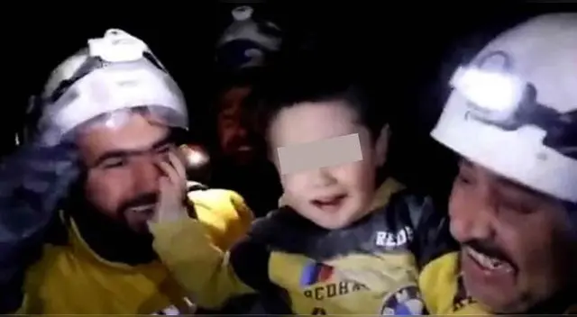 Bebé rescatado tras terremoto en Turquía. Bebé rescatado tras terremoto en Turquía.