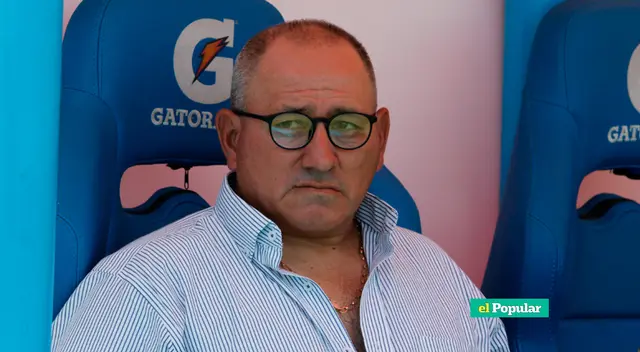 DT de Unión Comercio calienta el partido contra Universitario. DT de Unión Comercio calienta el partido contra Universitario.