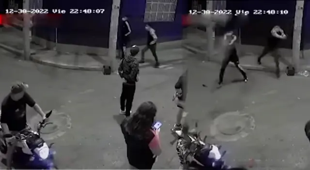 La Tota sentado en la moto y ambos delincuentes en la vereda de al frente