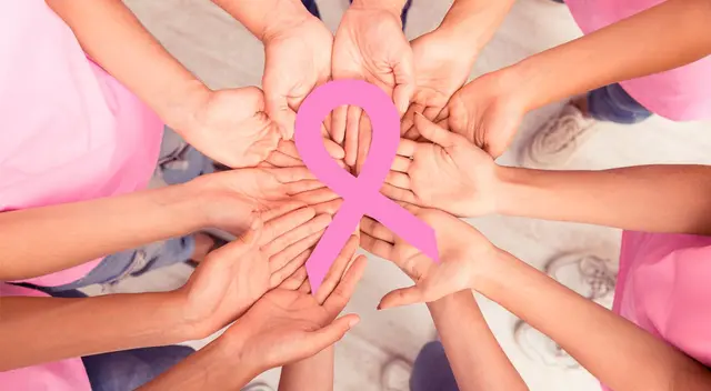 La madre detectó un pequeño bulto en el pecho izquierdo de su hija. La madre detectó un pequeño bulto en el pecho izquierdo de su hija.