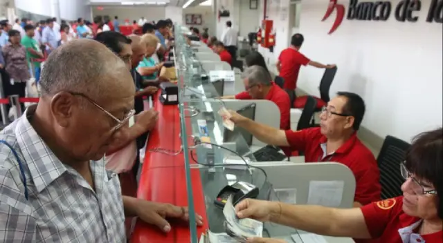 Jubilados cobrando sus pensiones en Banco de la Nación Jubilados cobrando sus pensiones en Banco de la Nación