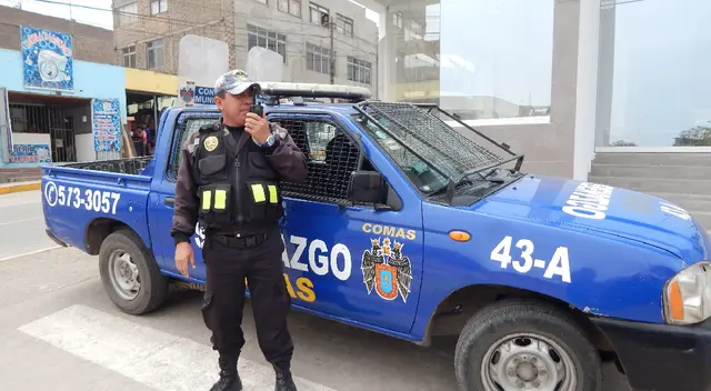 Sereno de la Municipalidad de Comas durante su labor de servicio Sereno de la Municipalidad de Comas durante su labor de servicio