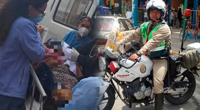 Policía de tránsito logró ayudar con éxito a una mujer que estaba dando a luz.