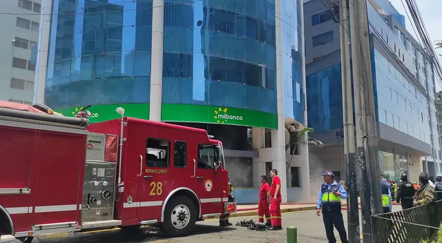 Incendio se habría generado en el sótano del banco.