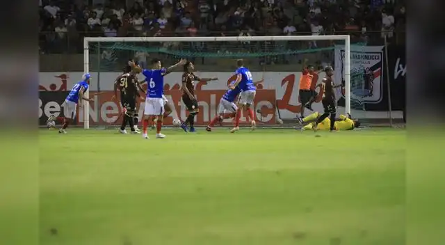 Succar de cabeza anotando el primer gol de golpe de cabeza. Carvallo queda por los suelos. Succar de cabeza anotando el primer gol de golpe de cabeza. Carvallo queda por los suelos.