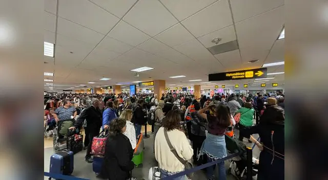 decenas de pasajeros varados en Aeropuerto Jorge Chávez