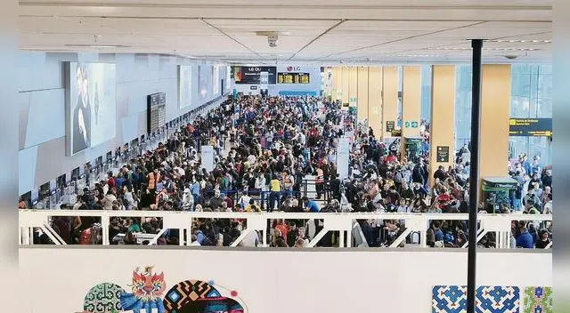 Decenas de peruanos varados en el Aeropuerto Jorge Chávez.