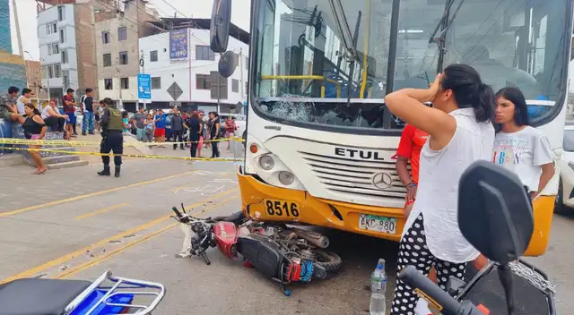 Motocicleta de repartidor de delivery que falleció tras chocar con bus