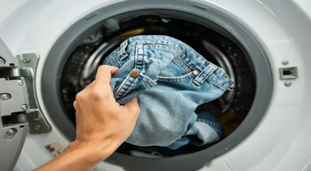 Conoce como cuidar tu pantalón jean durante el proceso de lavado. Conoce como cuidar tu pantalón jean durante el proceso de lavado.