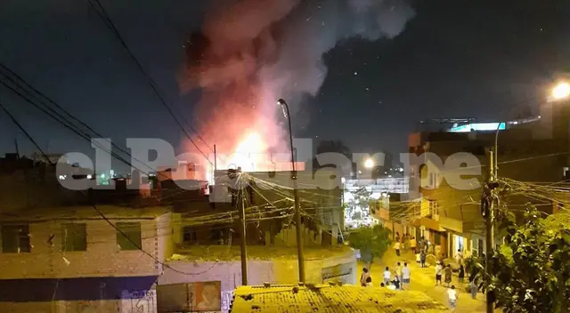 El fuerte incendio se habría propagado a 3 casas cerca del siniestro. El fuerte incendio se habría propagado a 3 casas cerca del siniestro.