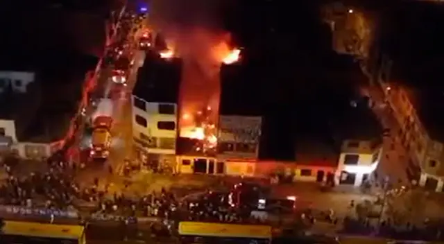 Fuerte incendio consumió carpintería y afectó casa aledañas