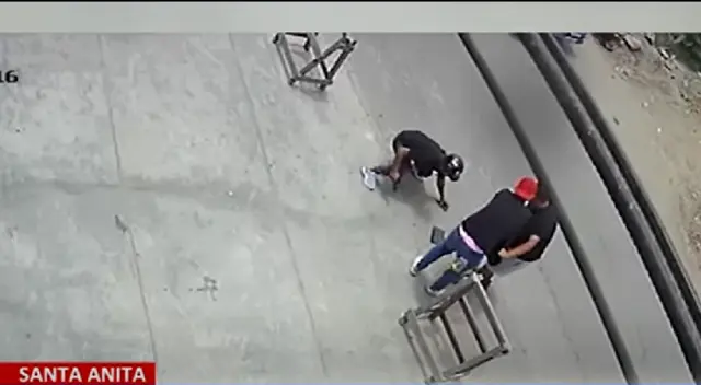 Delincuentes asaltando a comerciante en mercado de Santa Anita