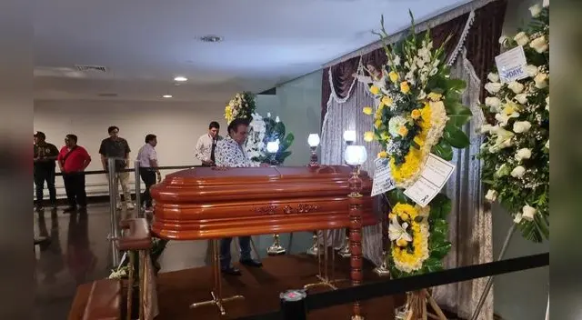 Manolo Rojas posa su mano sobre el ataúd de Tongo y le da el último adiós.