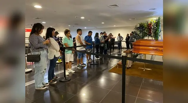 Seguidores de Tongo se acercaron a su féretro para mostrarle respeto y despedirse de él.