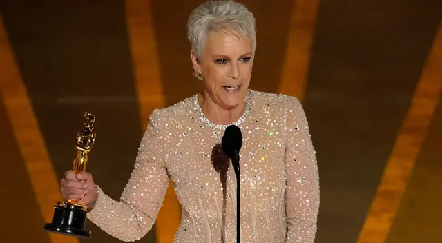 Jamie Lee Curtis ganó su primera estatuilla a sus 64 años.