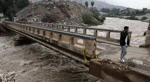 Puente Caracol de Chosica podría desplomarse por el fuerte caudal del río Puente Caracol de Chosica podría desplomarse por el fuerte caudal del río