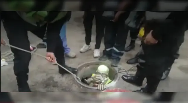 Efectivo policial ingresando a pozo para poder rescatar los cuerpos de los jóvenes. Efectivo policial ingresando a pozo para poder rescatar los cuerpos de los jóvenes.