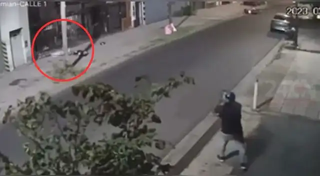 Un policía se defendió de los seis ladrones que intentaron robarle su motocicleta en Argentina.