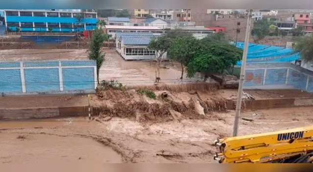 El colegio Estenos de Huaycán luce nuevamente inundado tras nuevo huaico en Chaclacayo.
