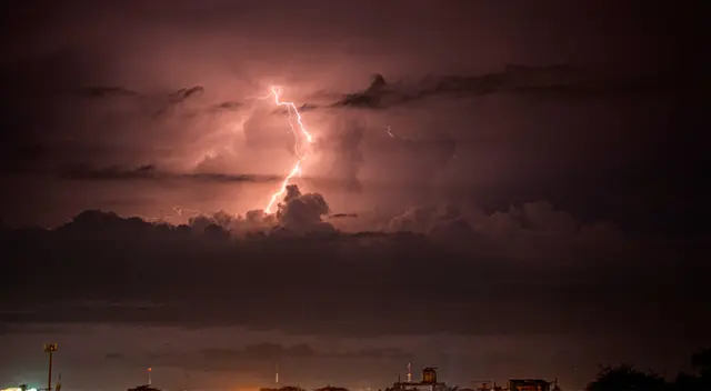 Rayos se observan desde las localidades de Catacaos y La Unión.