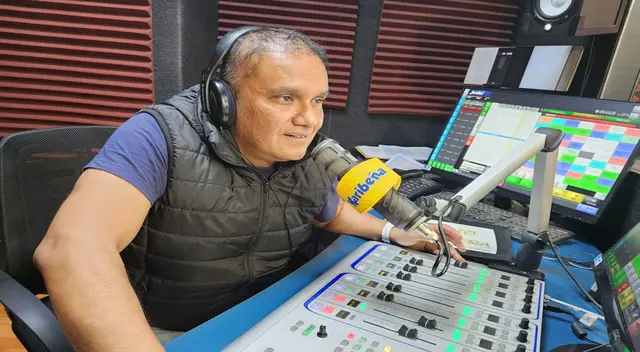 Cumple 10 años en una cabina de radio