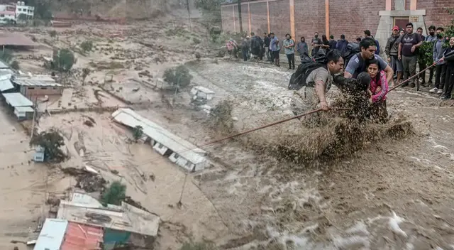 Huaico en Santa Rosa de Quives casi arrastra a pareja de ancianos. Huaico en Santa Rosa de Quives casi arrastra a pareja de ancianos.