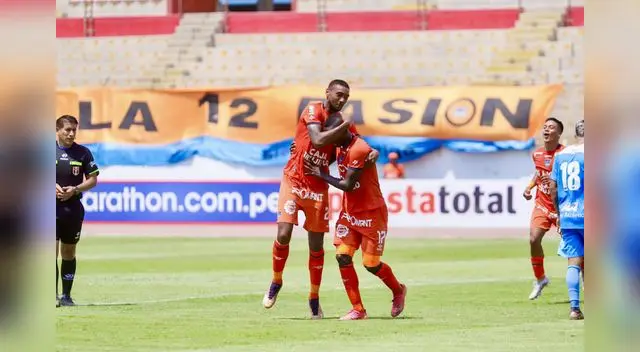 El equipo de César Vallejo con dos partidos menos iguala la punta del Apertura.