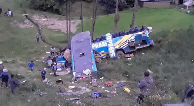 Bus quedó completamente destrozado tras desbarrancarse. Bus quedó completamente destrozado tras desbarrancarse.