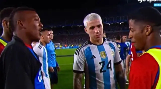 Dejó sorprendido a Enzo Fernández con esa dinámica para ganarse su camiseta. Dejó sorprendido a Enzo Fernández con esa dinámica para ganarse su camiseta.