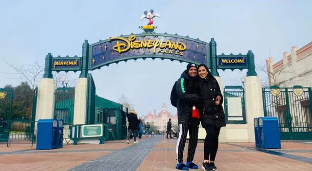 Reimond Manco y su esposa Lilia Moretti en Disneyland Paris. Foto: Instagram   