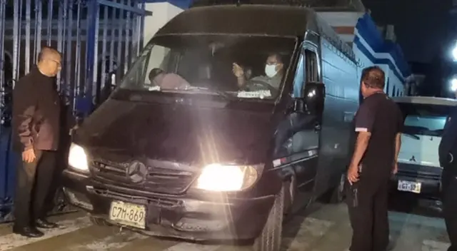 Vehículo fúnebre sale de la Morgue Central de Lima.