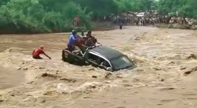 Pasajeros pusieron su vida en riesgo para poder llegar a su destino.