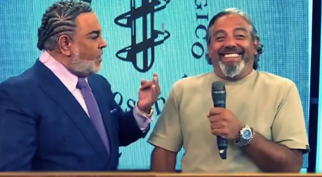Andrés Hurtado troleado por su especialista cuando le hablaba de sus retoquitos.