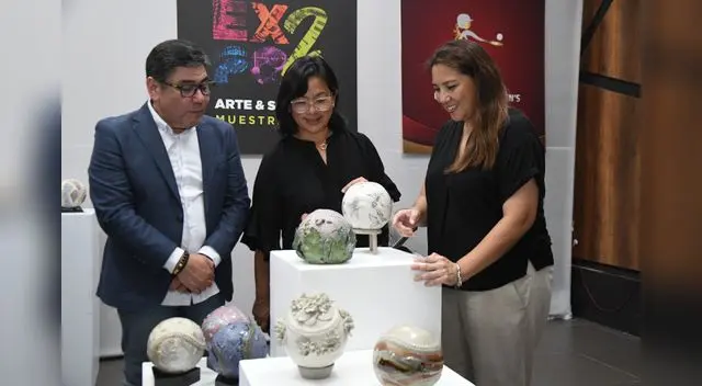 Autoridades en la exposición de softbol.