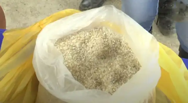 Comida entregada por autoridades a pobladores. Comida entregada por autoridades a pobladores.