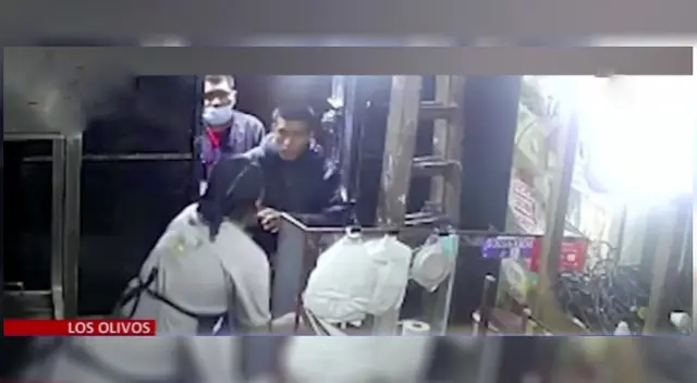 Delincuentes ingresando a negocio para robar dinero y celulares.