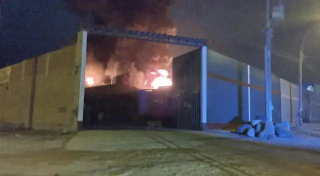 Incendio de grandes proporciones en fábrica de hilos en Carabayllo. Incendio de grandes proporciones en fábrica de hilos en Carabayllo.
