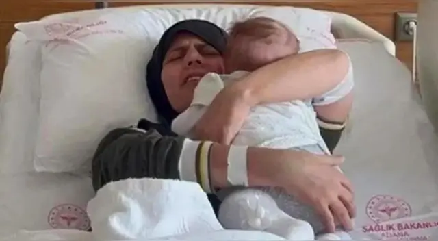 La bebé se reencontró con su mamá, que había sido dada por muerta en el terremoto de Turquía. La bebé se reencontró con su mamá, que había sido dada por muerta en el terremoto de Turquía.