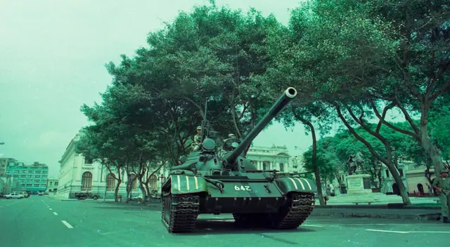El Ejército peruano se condujese con un tanque hasta la escalinata del Congreso para clausurarlo.