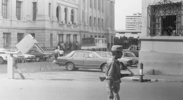 La misma noche del Autogolpe, los militares detuvieron al periodista Gustavo Gorriti y al empresario Samuel Dyer.