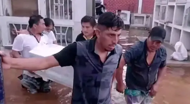 Familiares llevaron el ataúd del menor hasta el camposanto municipal.