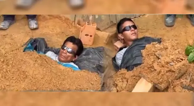 Trabajadores se entierran hasta el cuello por paralización de obras.