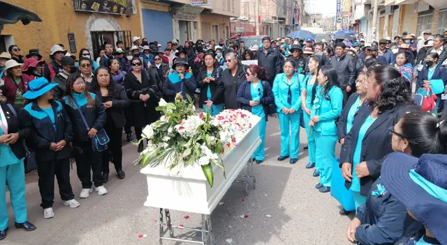 Enfermeras acompañando el féretro de su compañera fallecida tras violación. Enfermeras acompañando el féretro de su compañera fallecida tras violación.