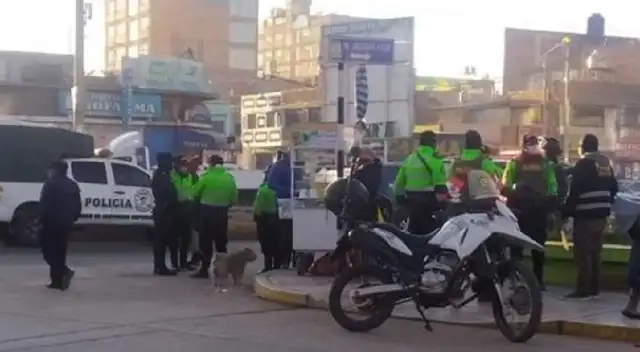 PNP en el lugar donde fue atacado sujeto tras pelea con extranjeros en Juliaca. PNP en el lugar donde fue atacado sujeto tras pelea con extranjeros en Juliaca.